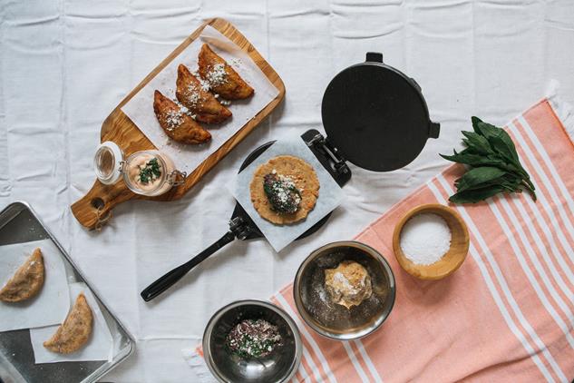 Victoria Seasoned Cast Iron Tortilla Press 20cm