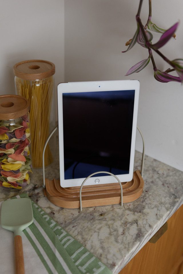 KitchenCraft Idilica Cookbook and Tablet Stand Beechwood