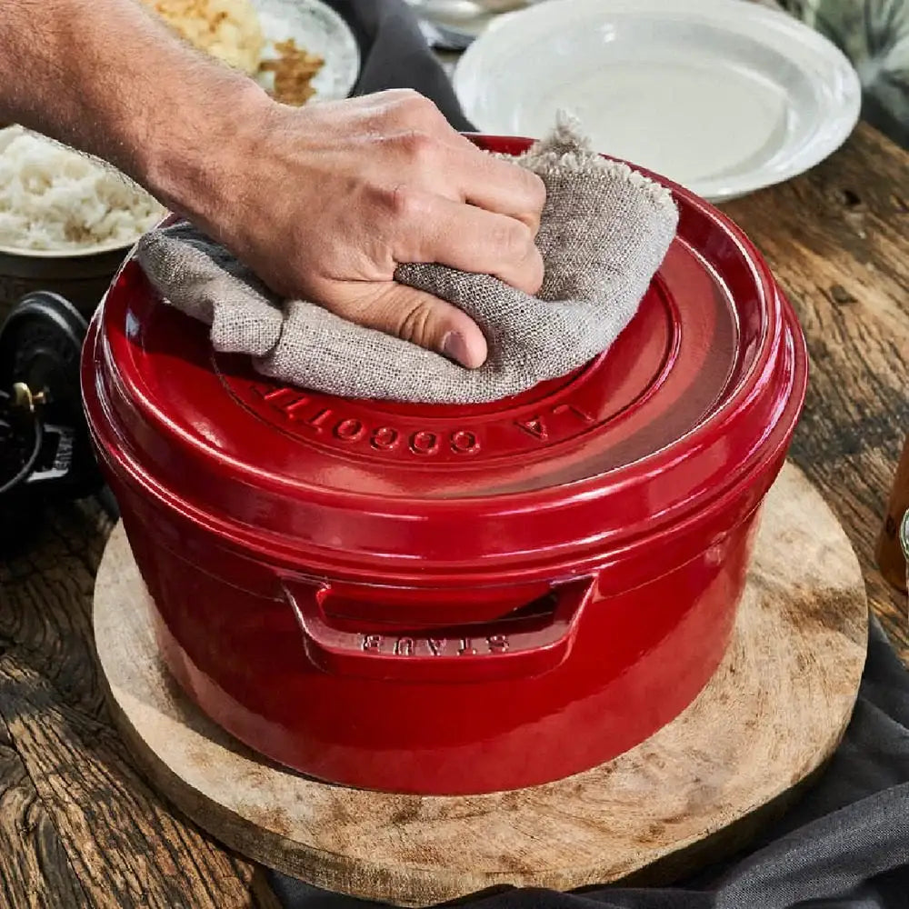 Staub Round Cast Iron Casserole Pot 6.7L.