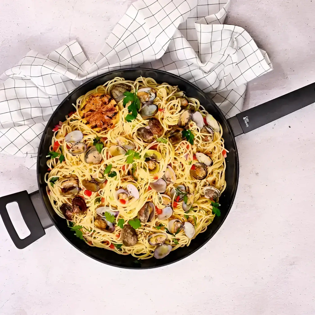 Black cosy and trendy 32cm full ceramic non-stick frying pan filled with spaghetti and clams