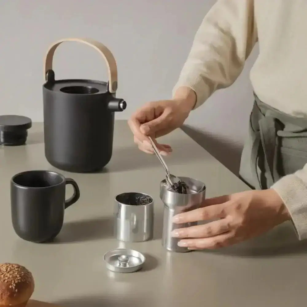 Preparing tea with Eva Solo Nordic Tea Vacuum Jug 1.0L black on modern kitchen table