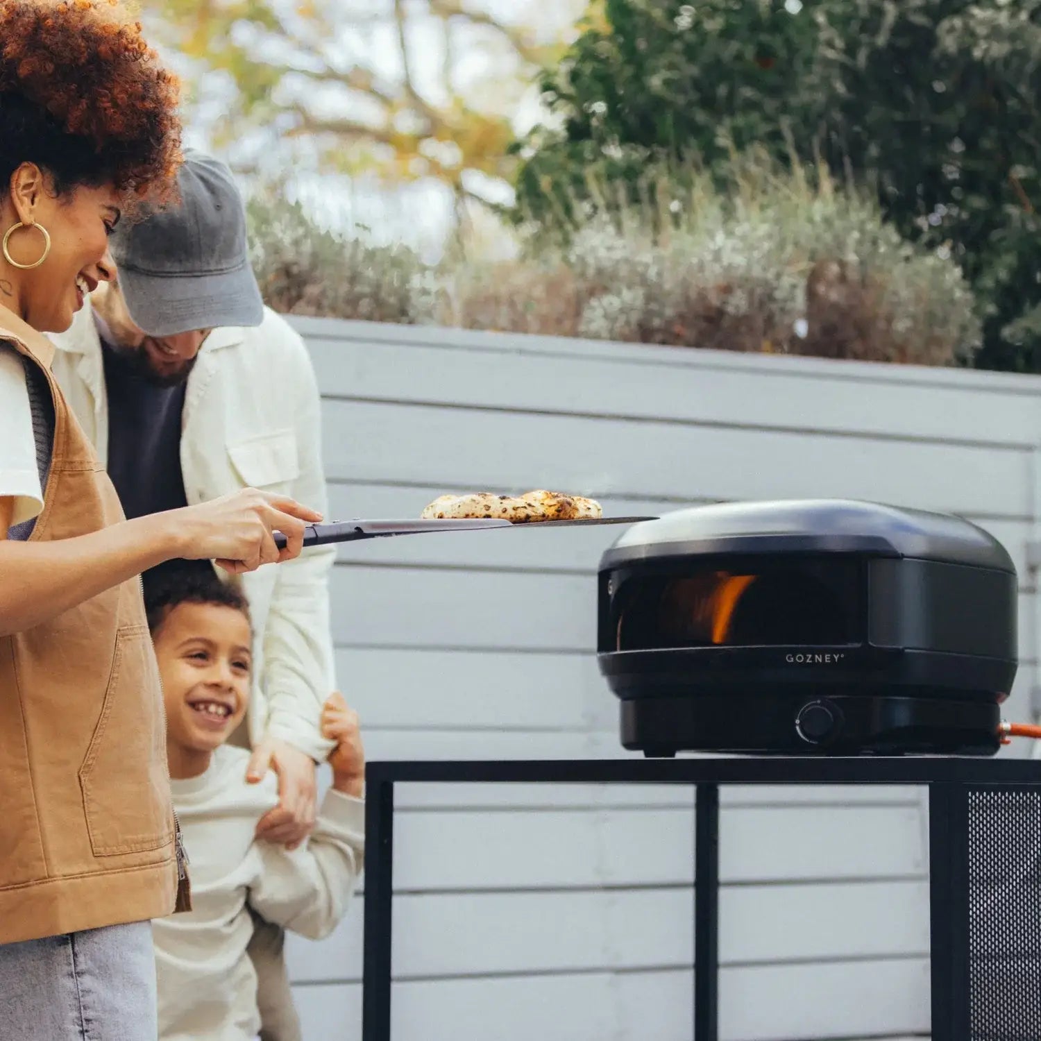 Black gozney arc lite pizza oven with sleek modern design and visible flame showcasing gozney’s signature arc lite pizza features