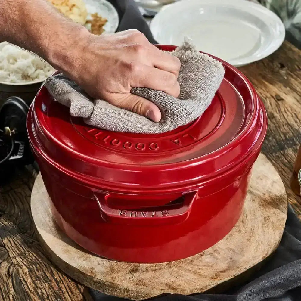 Staub Round Cast Iron Casserole Pot 6.7L.