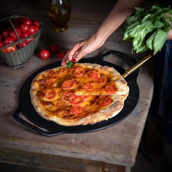 https://cookinstores.co.za/wp-content/uploads/2022/10/Victoria-Seasoned-Cast-Iron-Pizza-Pan-38cm-2.jpg